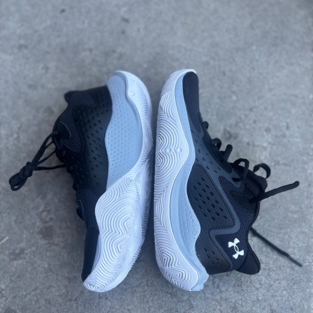 NWOT Under armour  7Y kids running shoes - Picture 5 of 6